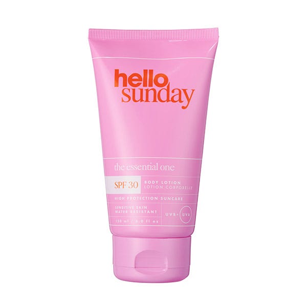 The Essential One Spf 30 de Hello Sunday es una loción corporal SPF está diseñada para los días de sol con protección esencial contra los rayos UVA y UVB. Enriquecida con ácido hialurónico para estimular la absorción de la humedad, esta innovadora fórmula de gel-crema se funde en la piel para un acabado ligero invisible, combinando los beneficios de un protector solar y una loción corporal en uno (17,99 euros).