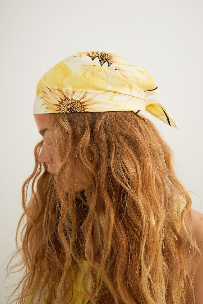 Pañuelo estampado para la cabeza, de H&M (7,99 €).