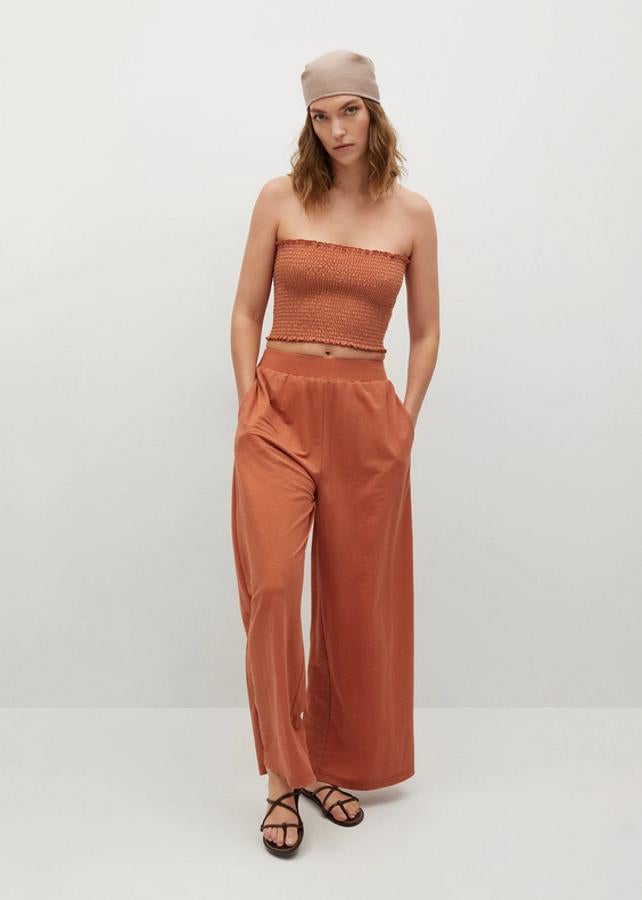 Otro de los diseños lisos de Mango es este top crop palabra de honor en tejido elástico de nido de abeja con terminaciones pespunteadas. Disponible en negro, blanco y naranja tostado, podemos encontrarlo entre las tallas S, M y L por 12,99 euros. 