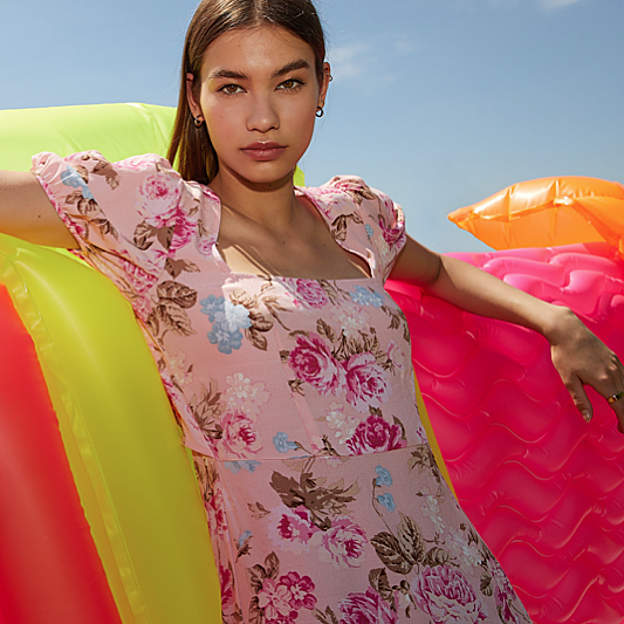 Vestido midi con escote cuadrdo, manga corta y estampado de flores.