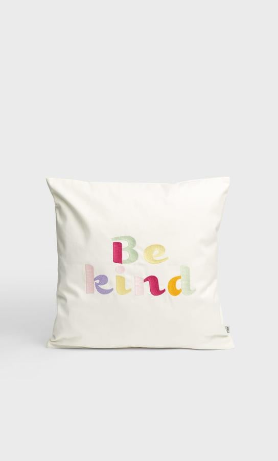 Cojín Be kind (12,99 euros).