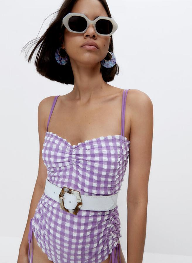 Bañador con estampado de cuadros vichy en color lila de Uterqüe (69,99 euros)