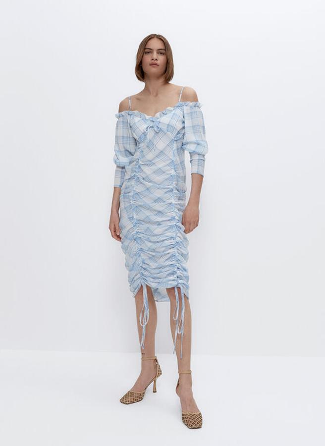 Vestido midi con estampado de cuadros de Uterqüe (119,99 euros)