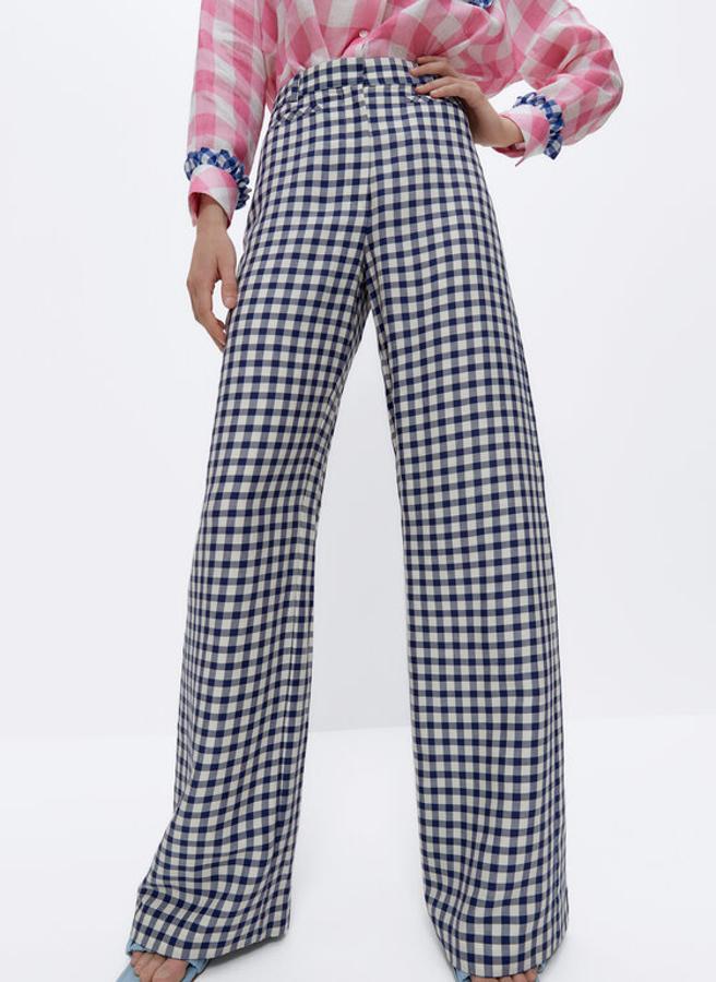 Pantalón de cuadros con estampado de cuadros en blanco y azul de Uterqüe (89,99 euros)