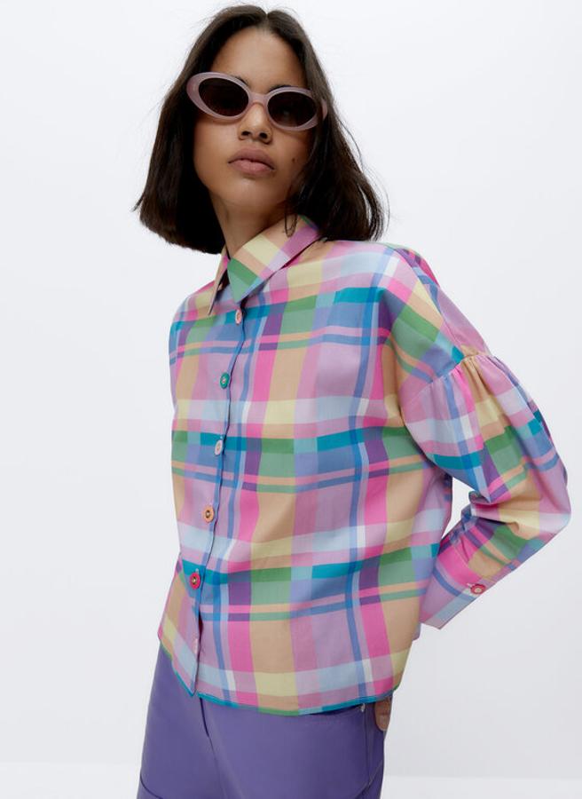 Blusa con estampado de cuadros multicolor de Uterqüe (69,99 euros)