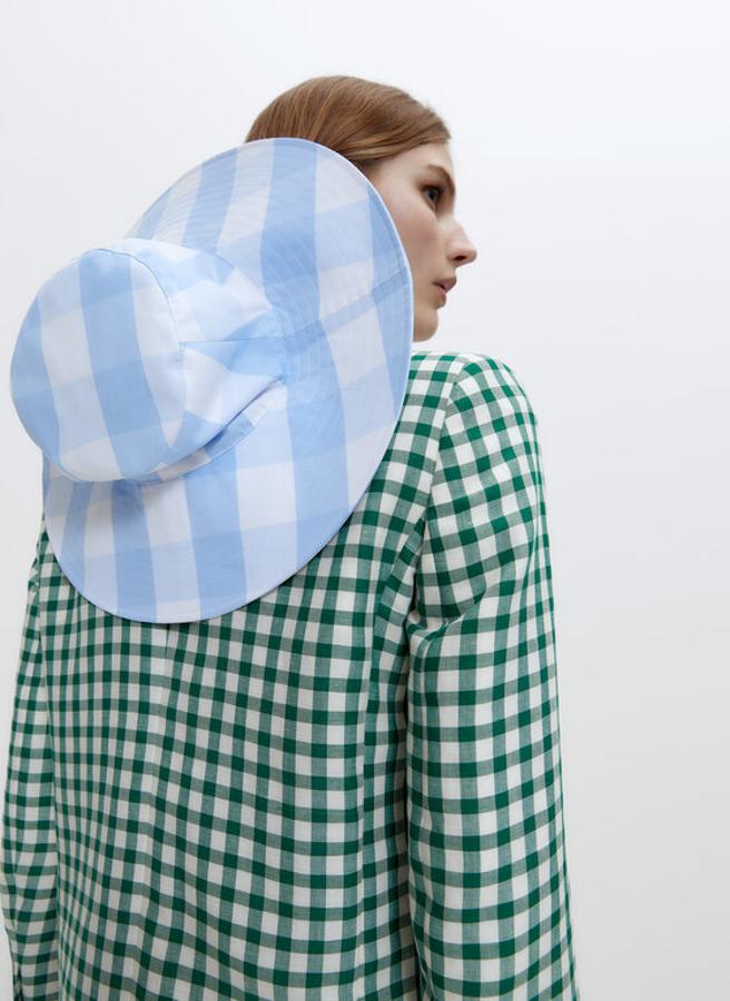 Sombrero con estampado de cuadros en tonos azules de Uterqüe (29,99 euros)