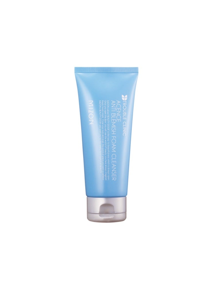 Acence Anti Blemish Foam Cleanser, el limpiador clásico de MIZON, una de las marcas favoritas de las coreanas. Contiene pinosilvina y aceite de romero, dos antiiflamatorio muy potentes que mantienen la piel libre de grasa y fresca durante todo el día. Sus gránulos verdes y su espuma suave proporcionan una limpieza eficaz que evita la obstrucción de los poros e inhibe la proliferación de las bacterias que originan los problemas de acné. (18,99 euros).
