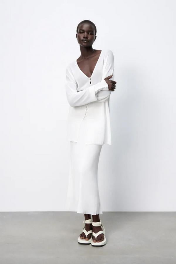 De tiro alto, con cintura elástica y forro interior, esta falda larga de punto de la colección edición limitada podemos encontrarla en las tallas S, M y L por 29,95 euros. 