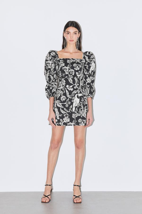 Diseño corto para este vestido confeccionado al 100% en algodón que viene con escote cuadrado, elástico en la espalda y mangas tres cuartos abullonadas en los hombros. Disponible en las tallas S, M y L, ha pasado de 25,99 euros a 19,99 euros. 