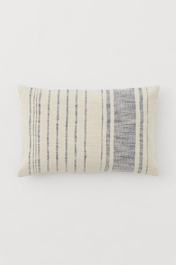 Tanto en el interior, como en el exterior, el estilo marinero siempre encuentra su sitio en verano. Aporta ese plus de frescor a la terraza con este cojín de H&M Home. Se trata de una funda de cojín de rayas que cuesta 17,99 euros.