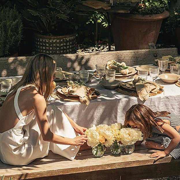 Cómo decorar con flores los jarrones que conquistan las mesas de verano