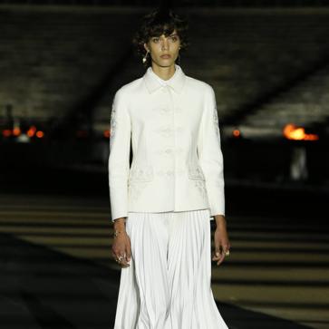 Imagen secundaria 1 - El blanco fue el color de arranque de un desfile que tuvo casi un centenar de salidas y que homenajeaba a la cultura clásica griega