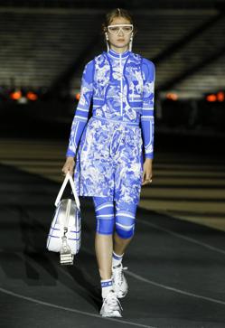 Imagen secundaria 2 - La estética deportiva y los guiños olímpicos también tuvieron cabida en del desfile de Crucero 2022 de Dior