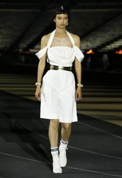 Imagen secundaria 2 - El blanco fue el color de arranque de un desfile que tuvo casi un centenar de salidas y que homenajeaba a la cultura clásica griega