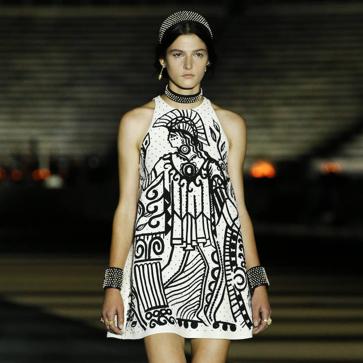 Imagen secundaria 1 - Los bordados de inspiración griega destacaron sobre algunos de los vestidos del desfile de Crucero 2022 de Dior