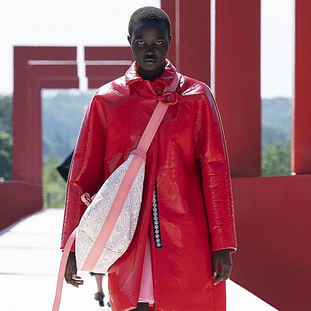 Imagen principal - Tres imágenes del desfile de Crucero 2022 de Louis Vuitton