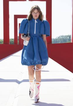 Imagen secundaria 2 - Tres imágenes del desfile de Crucero 2022 de Louis Vuitton
