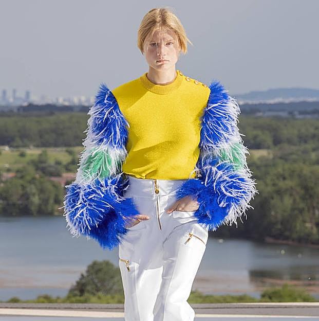 Imagen principal - Plumas y efectos metalizados fueron parte del hilo argumental del desfile Crucero 2022 de Louis Vuitton