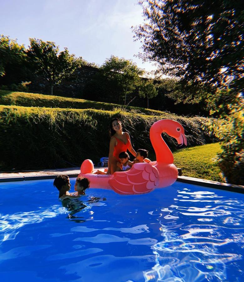 En la casa de Cristiano Ronaldo y Georgina Rodríguez, no falta una gran piscina.Detrás un amplio jardín, con plantas bastante altas para dar privacidad a la pareja, y sus hijos.