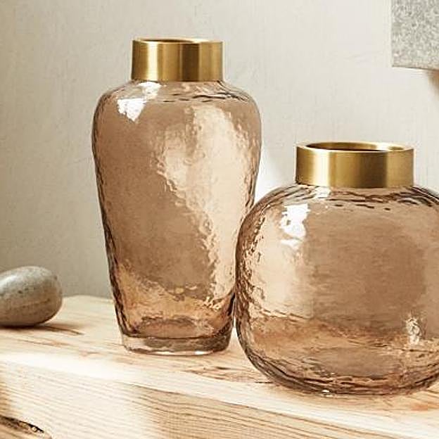 Jarrones de Zara Home de vidrio con detalles en dorado.
