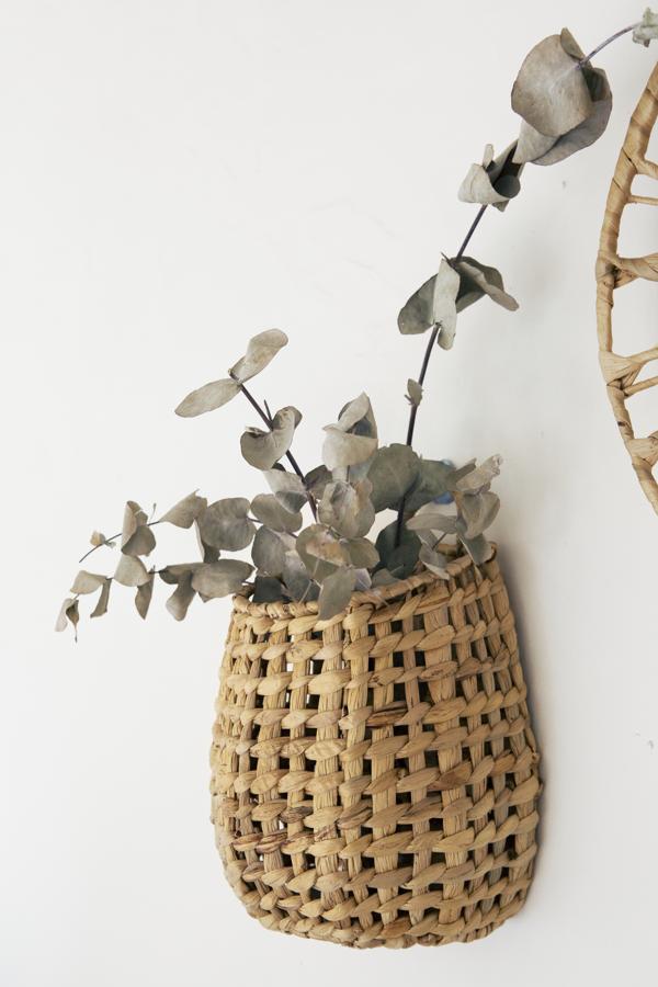 Para los balcones minis, la mejor opción es recurrir a maceteros de pared como este de Muy Mucho. Cuesta 14,99 euros.