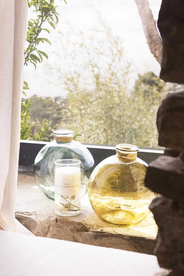 Las velas en la zona de exterior son importantes: aportan luz, calidez y además, aromas.Esta vela de Muy Mucho cuesta 9,99 euros.