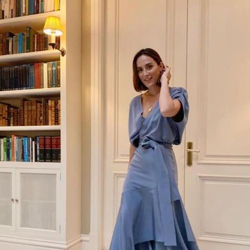 Tamara Falcó en 'Villa Meon' con vestido largo en azul.