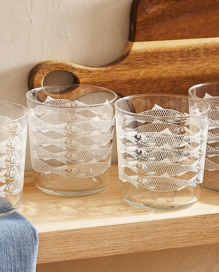 Estos vasos de vidrio con motivo de peces son de Zara Home. Tienen una capacidad de 370 ml, y cuestan 2,99 euros cada uno. Son perfectos para cualquier mesa de verano.