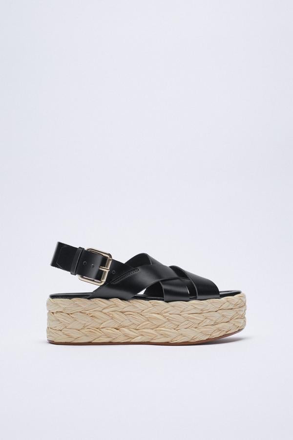 Sandalias con cuña de yute de Zara (49,99 euros)