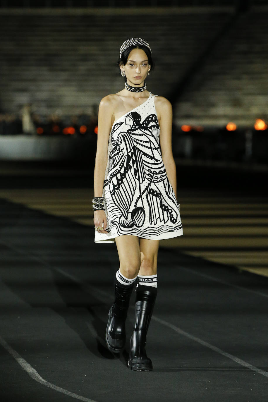 Imagen secundaria 2 - Los bordados de inspiración griega destacaron sobre algunos de los vestidos del desfile de Crucero 2022 de Dior