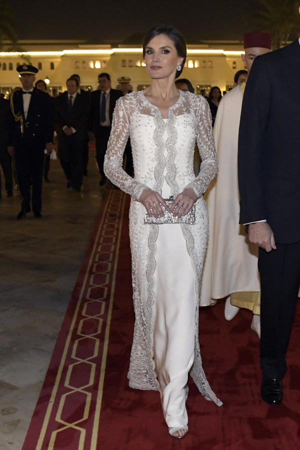 Aunque Felipe Varela ya no es el diseñador de cabecera de la Reina Letizia,  este vestido blanco con sobre abrigo joya que lució en su último viaje oficial a Marruecos  es impresionante y su inspiración en el imaginario del país que visitaba, un acierto rotundo.