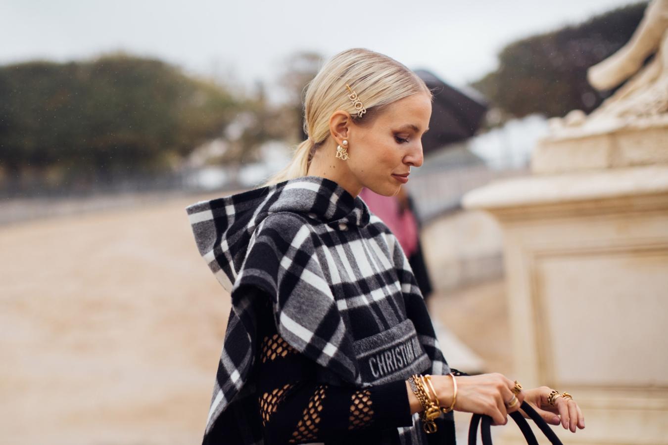 Más fácil no puede ser. Sólo tienes que recoger todo tu pelo a la altura de la nuca con un coletero a tu elección y adornar el resto de tu melena con horquillas. Así conseguirás darle un toque desenfadado a tu look y, de paso, recoger esos mechones rebeldes que siempre se caen del recogido. Además, si nunca has sido capaz de hacerte una coleta tirante sin que te queden bultos en el resto del pelo, puedes hacerla flojita para que caiga por la espalda pero dejando la nuca al descubierto.