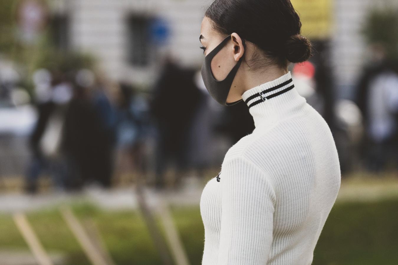 Ideal si no tienes el pelo tan largo como para hacerte el moño en lo alto de tu cabeza. Sólo tienes que recoger todo tu pelo a la altura de la nuca, como si fueras a hacerte la coleta baja de la primera imagen, y enrollarlo sobre sí mismo hasta formar un moño. De la misma manera que el anterior, si dejas unos mechones sueltos a los lados de tu rostro, dara un efecto de peinado desenfadado que queda ideal.