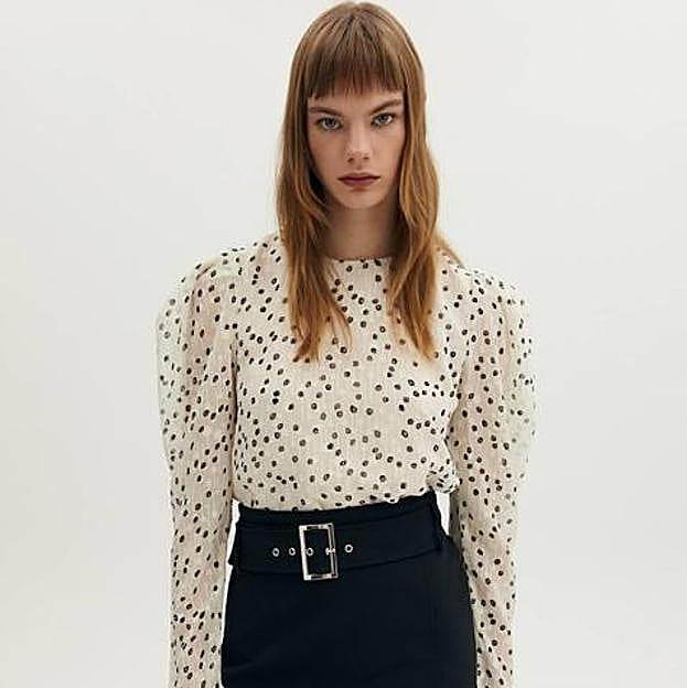 La blusa de Sfera es de color blanco con un estampado en negro