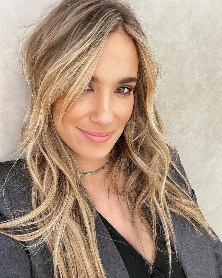 Esta es la melena playera por antonomasia. Y estás de suerte, porque si te gusta este estilo, sólo necesitas bañarte en el mar. Pero si no tienes una playa a mano, con un spray de agua de sal puedes conseguirlo igualmente. Sólo tienes que dejar tu pelo secar al aire y, cuando todavía esté un poco húmero, trenzarlo y dejar que seque por completo. Para terminar, sueltas las trenzas, las despeinas con los dedos y aplicas un poco de spray.