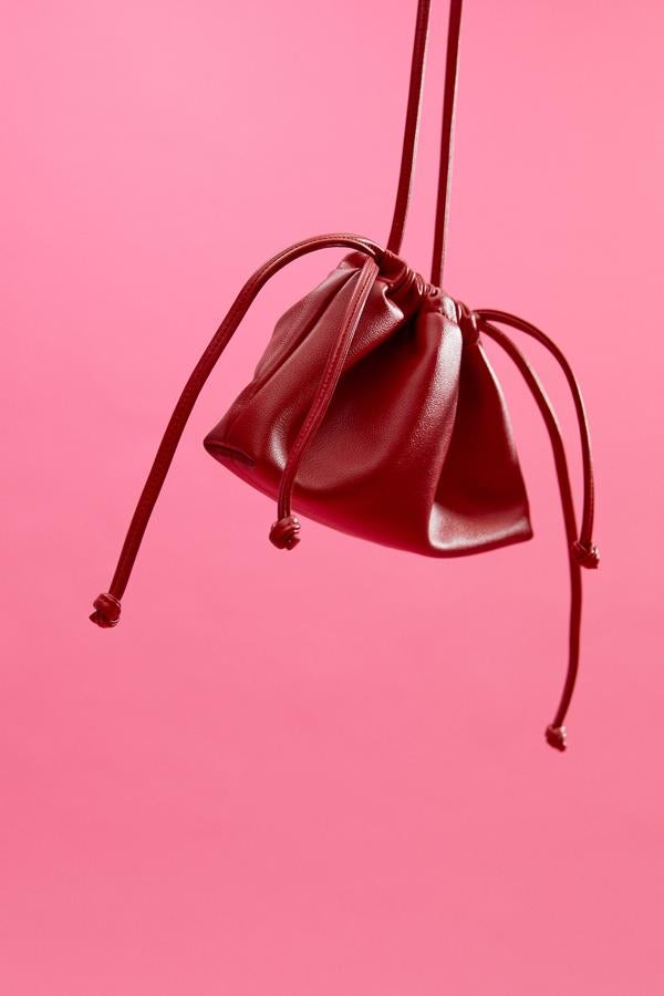 Esta bandolera tipo saco con cierre ajustable y asa larga podemos encontrarla en verde o en rojo y de 9,99 euros ha pasado a costar 7,99 euros. 