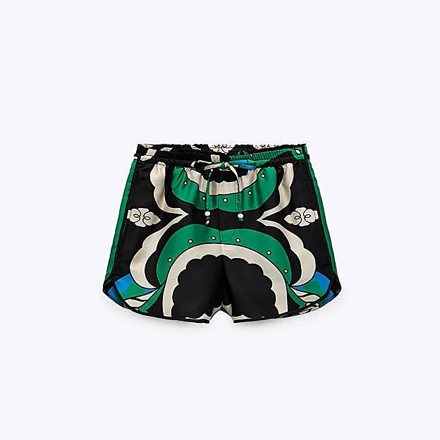 Las bermudas son de tiro alto y pueden ajustarse con unos cordones