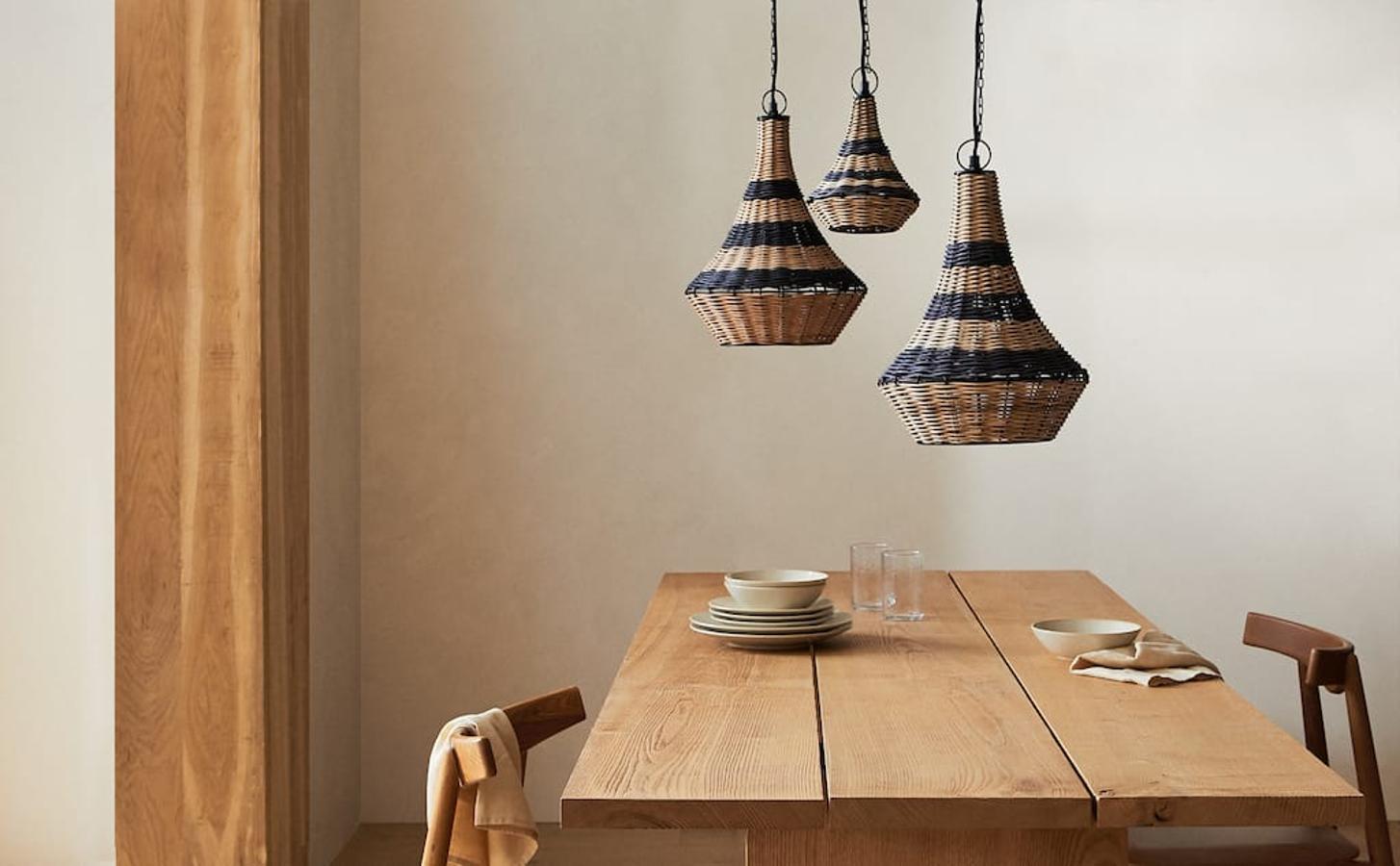 Estas lámparas de ratán, disponibles en varios tamaños, están disponibles desde 39.99 euros en Zara Home.