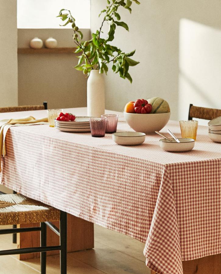 El estampado de cuadros de vichy está de moda, y este mantel en rojo y blanco nos parece ideal. Cuesta 29.99 euros en Zara Home.