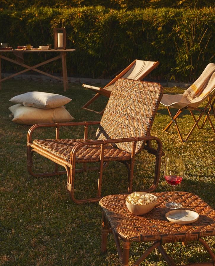 Este conjunto de ratán de inspiración retro no puede faltar en nuestra terraza o jardín. La butaca cuesta 299 euros.