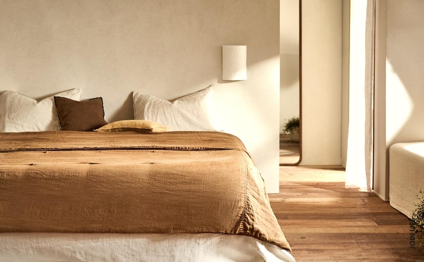 El lino es el protagonista de los textiles en Zara Home, y estamos enamoradas de esta colcha de verano, que cuesta entre 39.99 y 59.99 euros, dependiendo del tamaño.