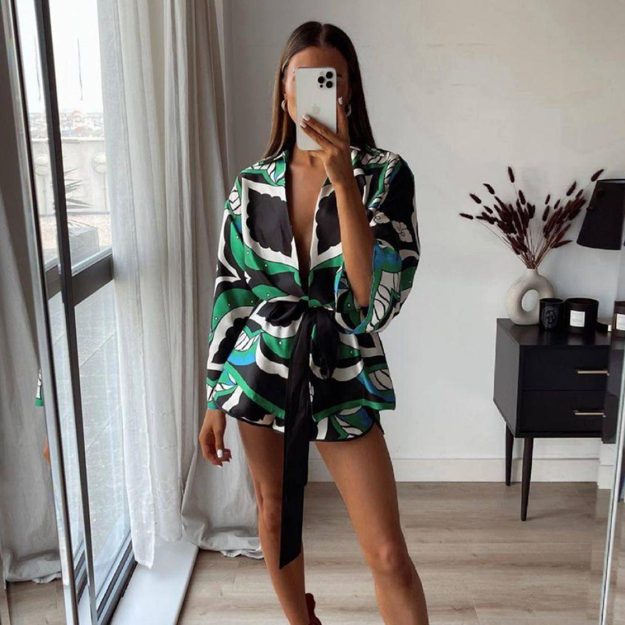 Pincha en la foto para ver looks de Zara con lunares y cuadros vichy que quitan años y sientan de maravilla