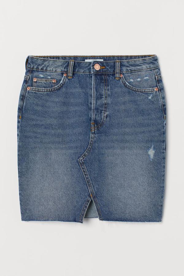 En azul denim lavado, diseño corto y abertura frontal mini, esta falda de bajo deshilachado está disponible entre las tallas 32 y 38 y la 42 y de 24,99 euros ha pasado a costar 12,99 euros. 