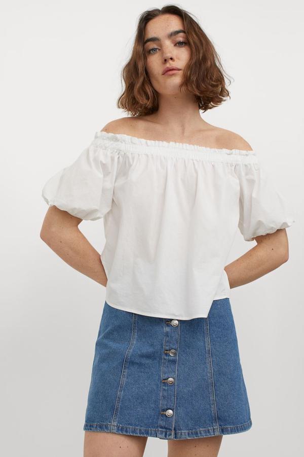 De talle alto, con cierre de botones frontal, esta falda denim corta ha pasado de 19,99 euros a 7,99 euros y podemos encontrarla entre las tallas 32 y 42. 