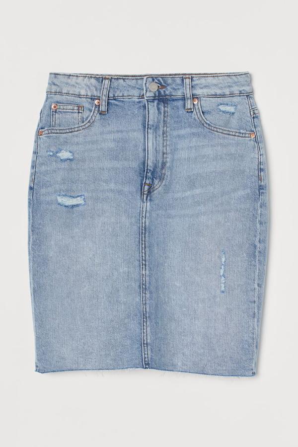 En denim claro elástico con talle alto y confeccionada con algodón parcialmente reciclado, esta falda denim de cinco bolsillos tenía un precio de 29,99 euros y ahora cuesta 14,99 euros. Solo queda en las tallas 32 y 40 y en la 46. 