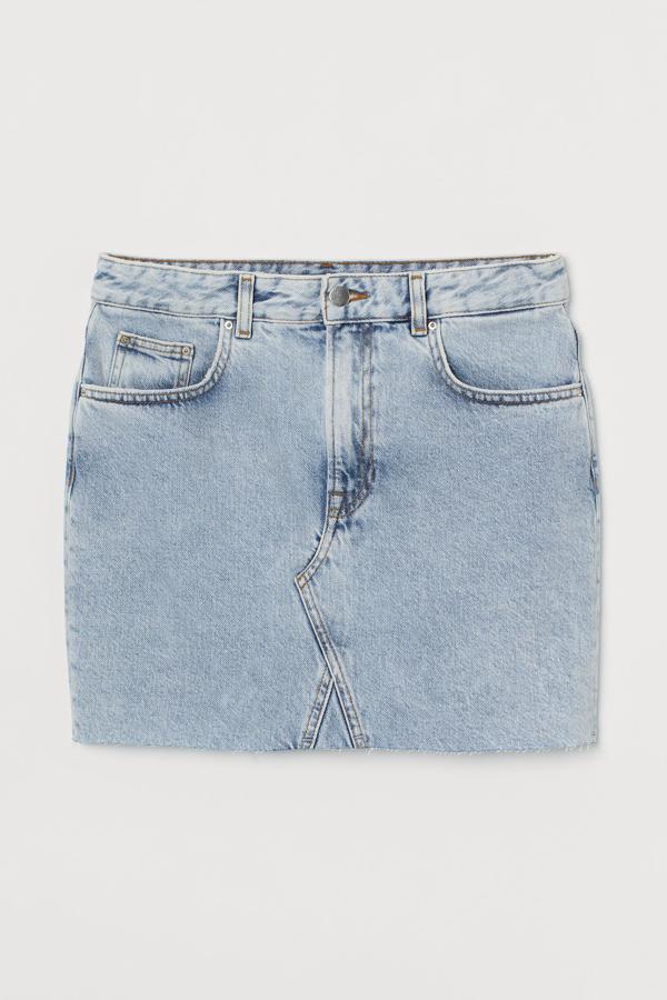 En denim lavado con cintura estándar, cinco bolsillos y bajo deshilachado, esta falda denim disponible entre las tallas 32 y 46 y en la 50 ha pasado de 19,99 euros a 9,99 euros. 