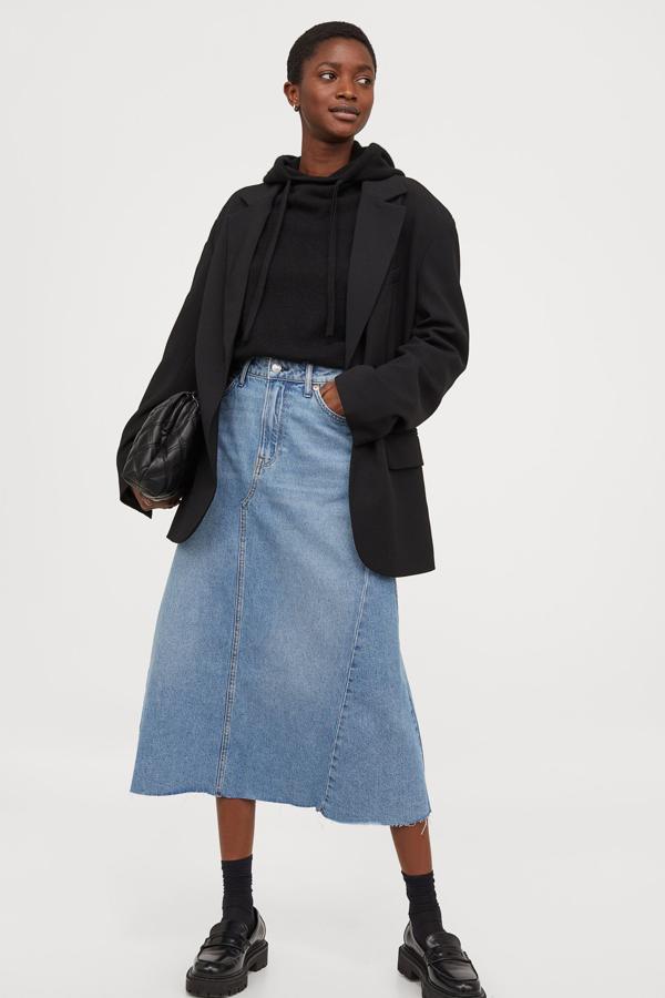 De algodón lavado con acabado suave, este modelo en evasé con talle alto, cierre de cremallera con botón y bajos deshilachados ha pasado de 34,99 euros a 17,99 euros y está disponible entre las tallas 32 y 38.