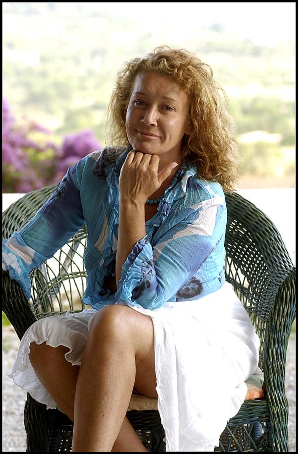 Mila siempre ha sido una mujer fuerte y luchadora. Estudió periodismo y estuvo trabajando varios años haciendo entrevistas a numerosos rostros conocidos. Posteriormente estuvo unos años alejada de la prensa. Su separación de Manolo Santana no la dejó en muy buen lugar y pasó varios años de necesidades, como ella misma confensó. Años despues reaparecía como colaboradora habitual de los programas de Telecinco y desde entonces no había dejado de trabajar.