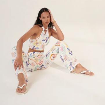 Imagen secundaria 1 - Tres modelos de pantalones de lino que puedes encontrar en Zara. en camel, estampado o blancos.