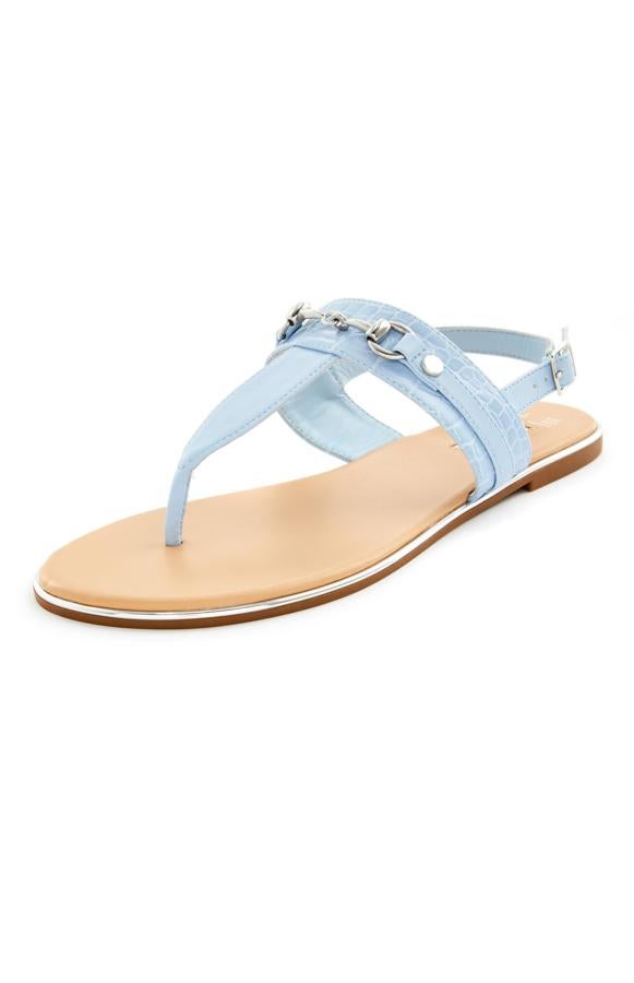 Estas sandalias planas de color azul con tira entre los dedos cuentan con detalle dorado y tienen un precio de 8 euros.